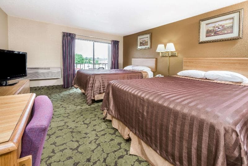 Travelodge by Wyndham Bloomington 2