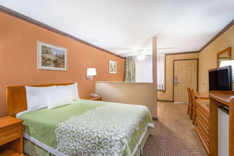 Days Inn by Wyndham Bishop 3