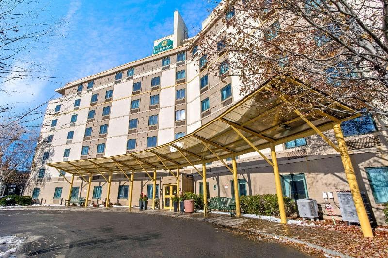 La Quinta Inn & Suites by Wyndham Boston Somerville 2