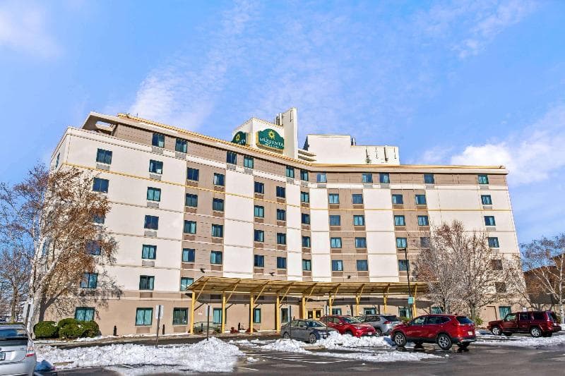 La Quinta Inn & Suites by Wyndham Boston Somerville 3