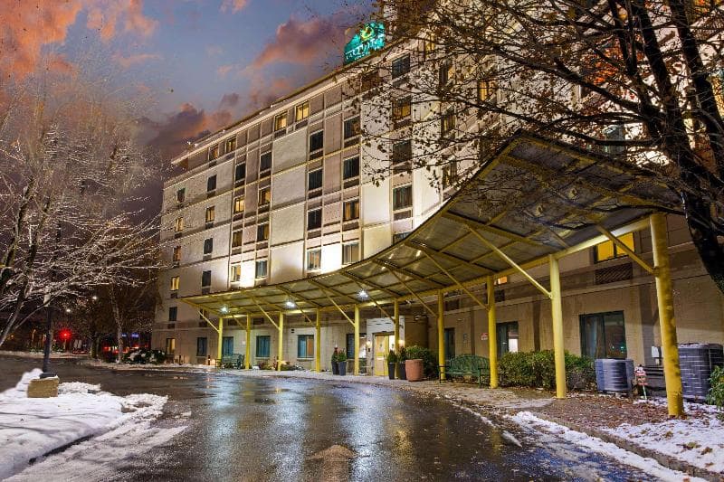 La Quinta Inn & Suites by Wyndham Boston Somerville 4
