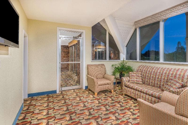 Howard Johnson by Wyndham Bangor 5