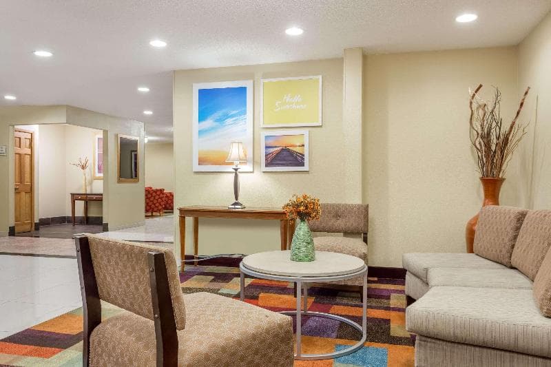 Days Inn & Suites By Wyndham Bloomington/Normal 3