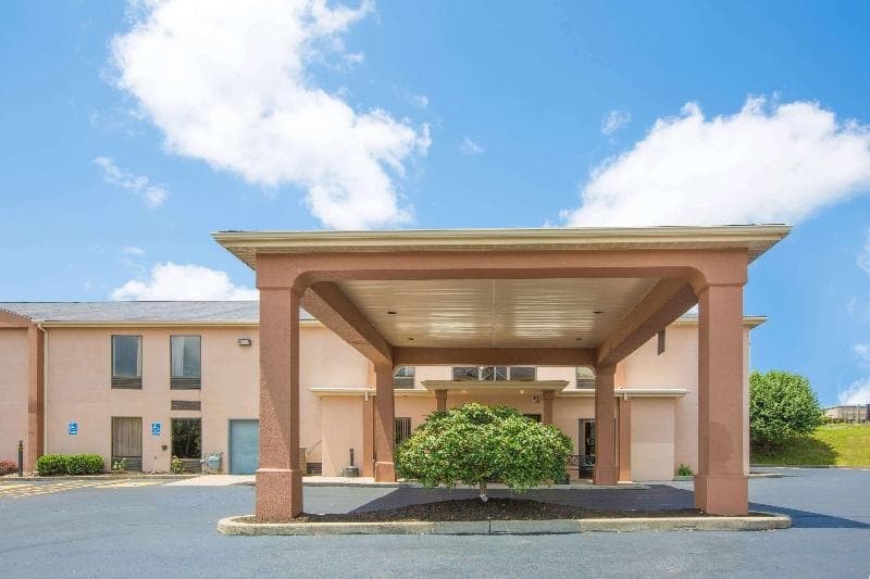 Howard Johnson by Wyndham Beckley 1