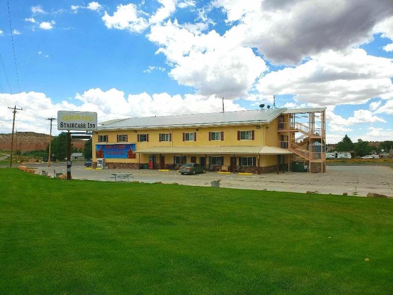 Grand Staircase Inn 2