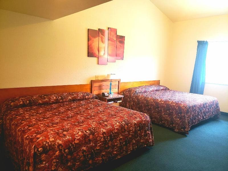 Grand Staircase Inn 4