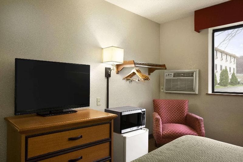 Travelodge by Wyndham Battle Creek 4