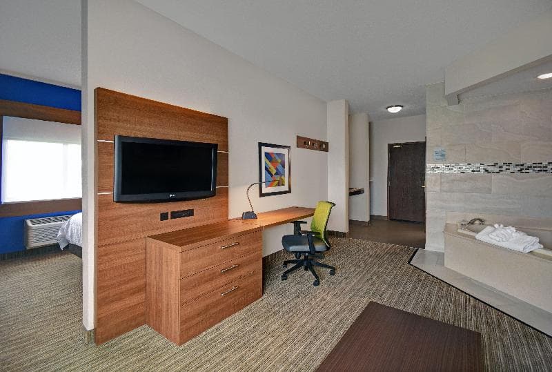 Holiday Inn Express Marshall 3