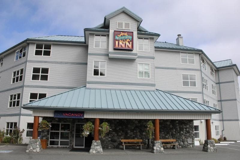 Quarterdeck Inn & Marina Resort main
