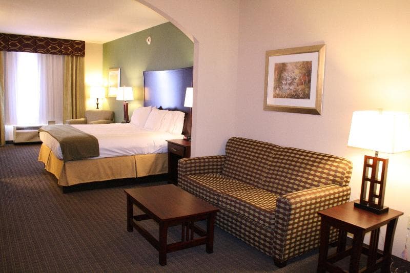 Holiday Inn Express Hotel & Suites Pratt 4
