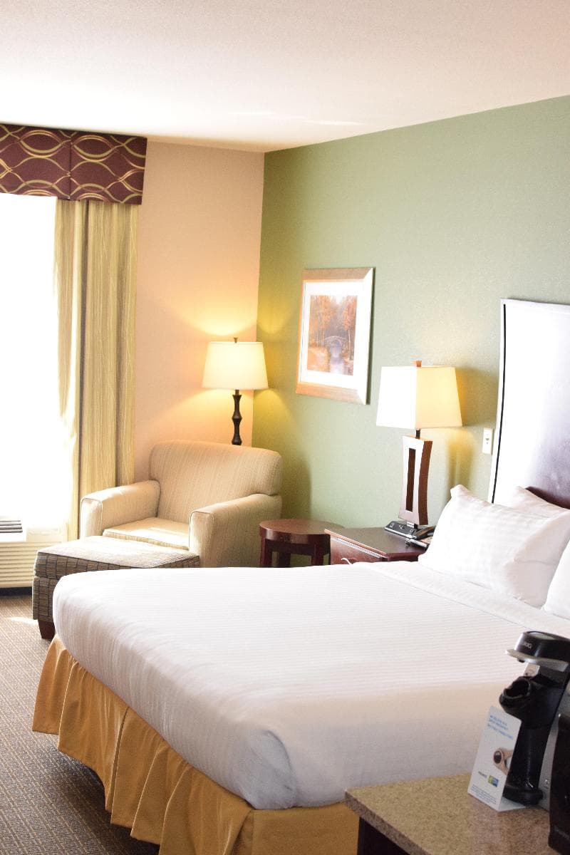 Holiday Inn Express Hotel & Suites Pratt 5
