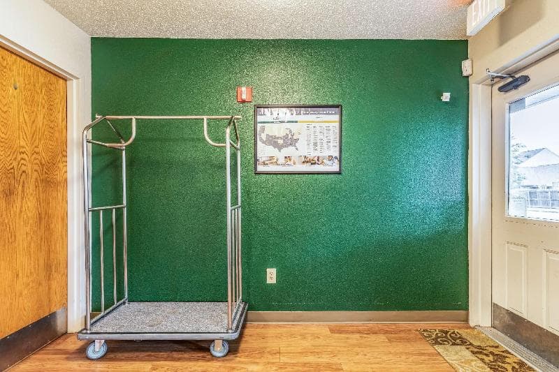 Hometowne Studios Baton Rouge – Sherwood Forest 4