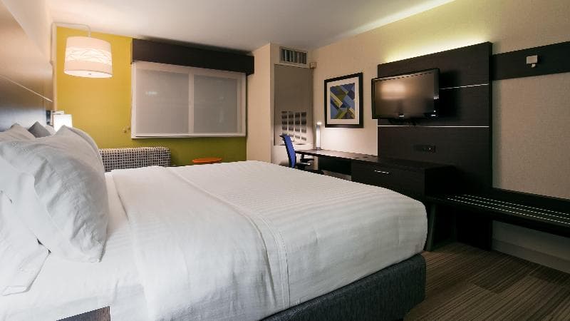 Holiday Inn Express Hotel & Suites Burlington 4