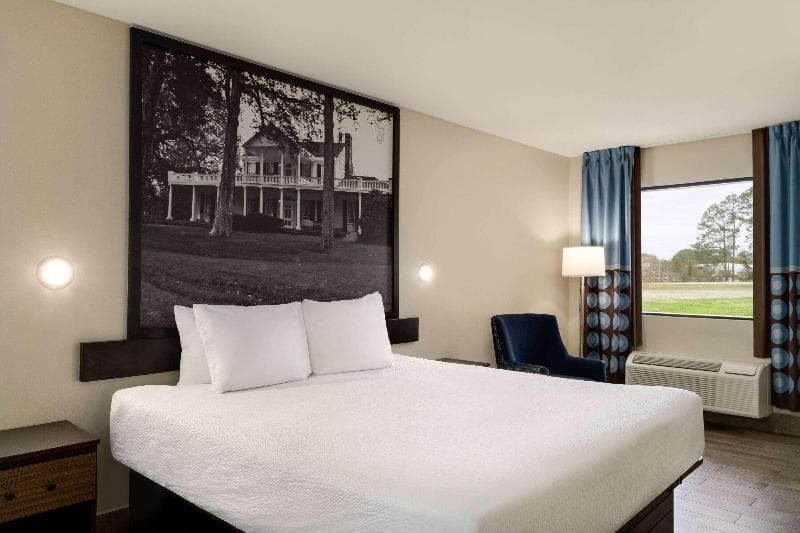 Super 8 by Wyndham Ocean Springs Biloxi photo 1