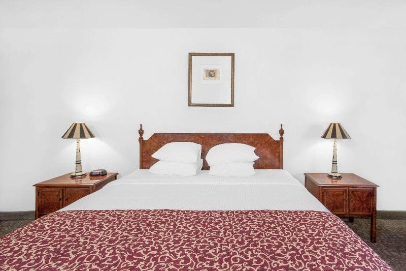 Ramada by Wyndham Barstow 4