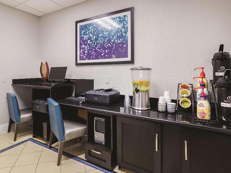 La Quinta Inn & Suites by Wyndham Bowling Green photo 1