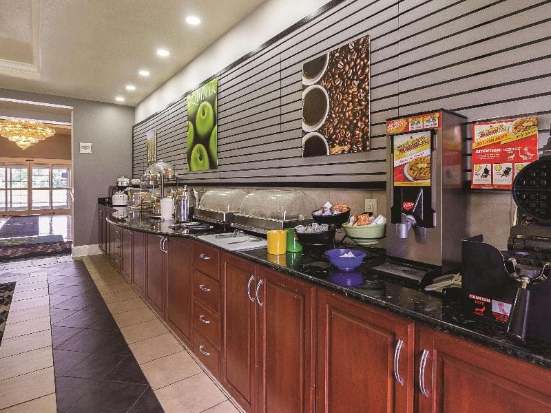 La Quinta Inn & Suites by Wyndham Bowling Green 3