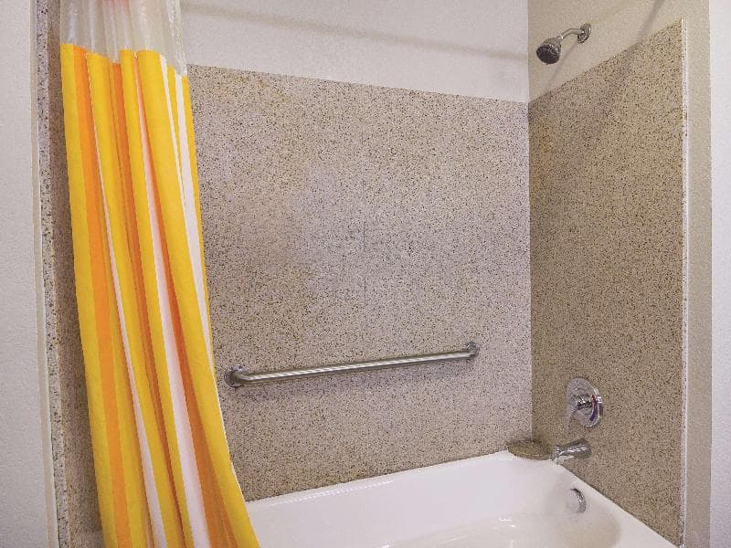 La Quinta Inn & Suites by Wyndham Bowling Green 4
