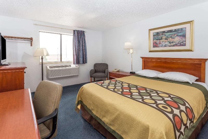 Super 8 By Wyndham Pontiac photo 1
