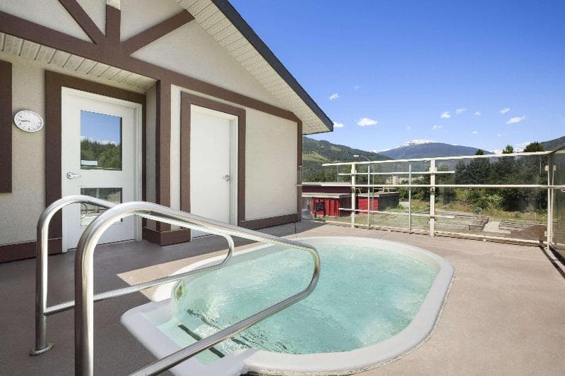 Days Inn & Suites By Wyndham Revelstoke photo 1