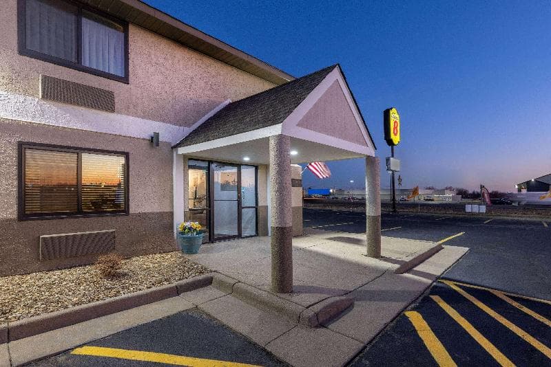 Super 8 By Wyndham Pratt 3