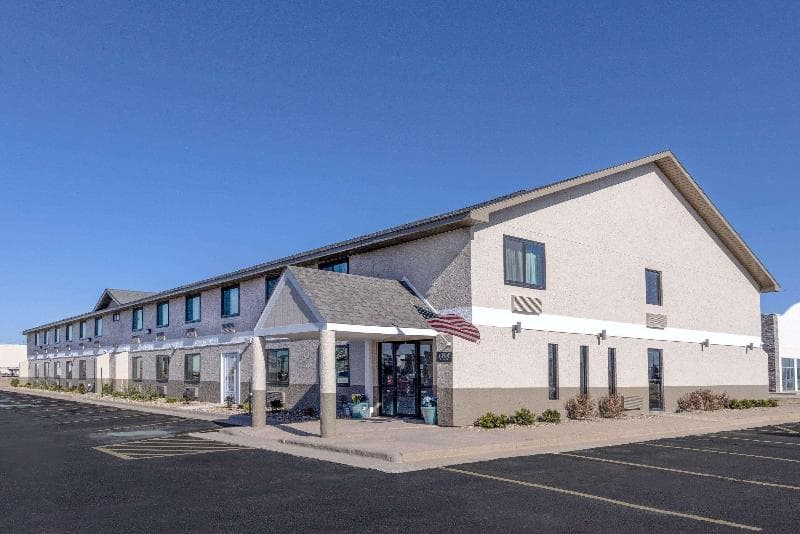 Super 8 By Wyndham Pratt 4
