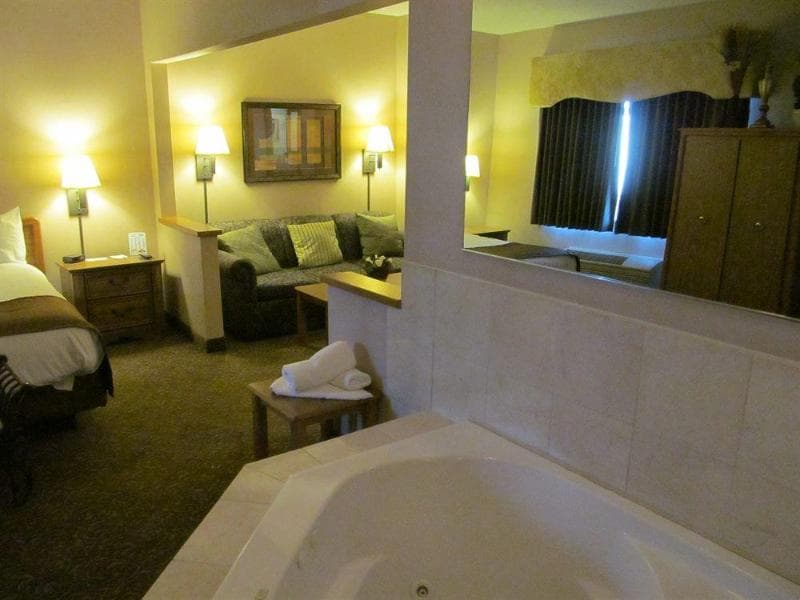 Expressway Suites 2