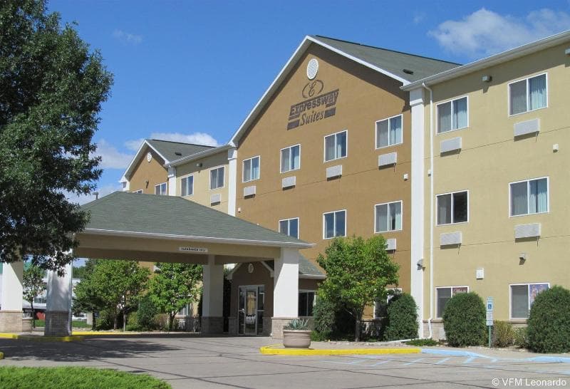 Expressway Suites 4