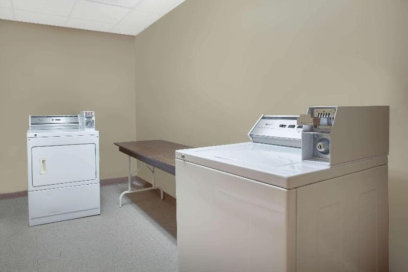 Super 8 by Wyndham Midland 3