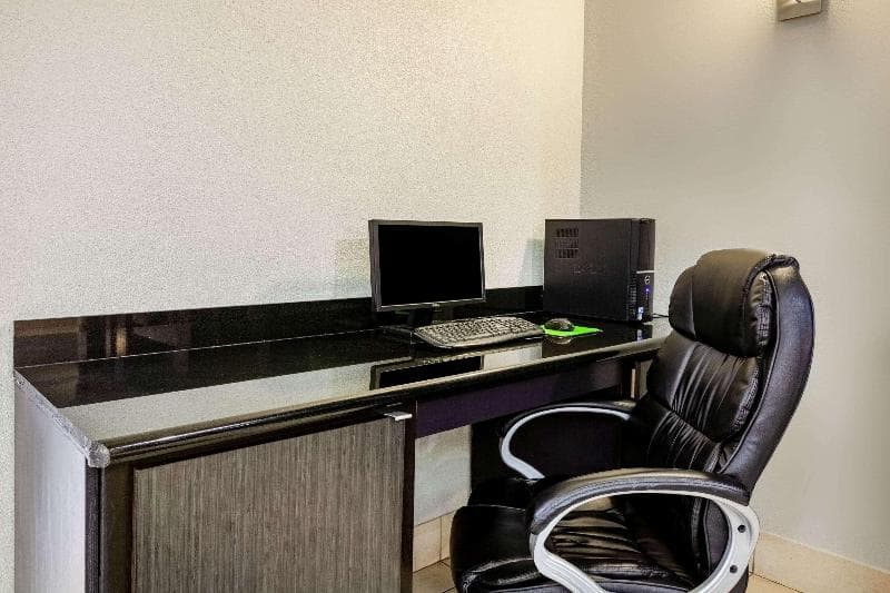 La Quinta Inn & Suites by Wyndham Lumberton photo 1