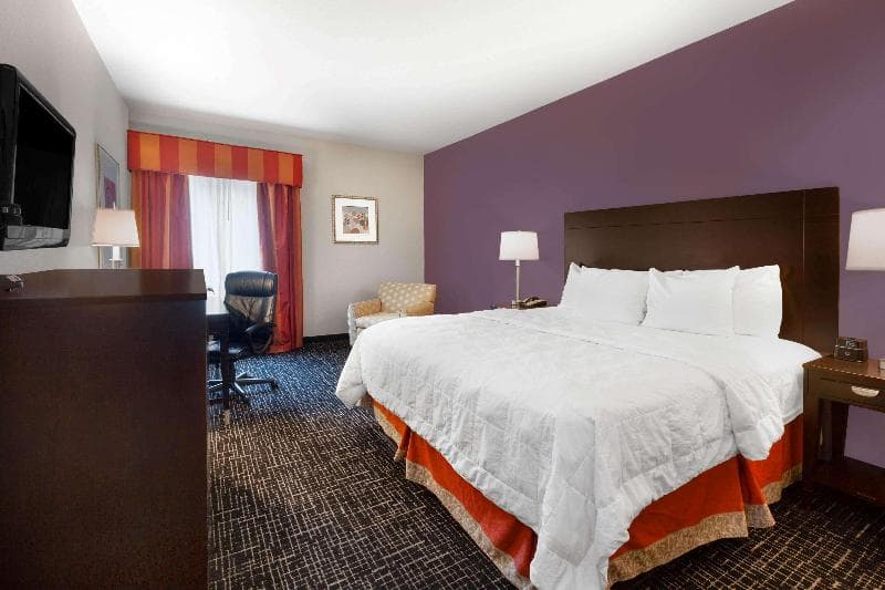La Quinta Inn & Suites by Wyndham Lumberton 5