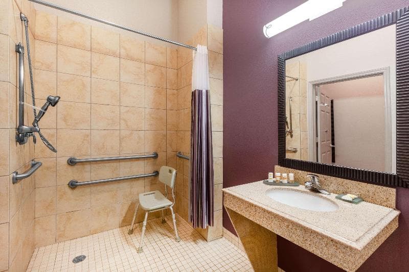 La Quinta Inn & Suites by Wyndham Lumberton 4
