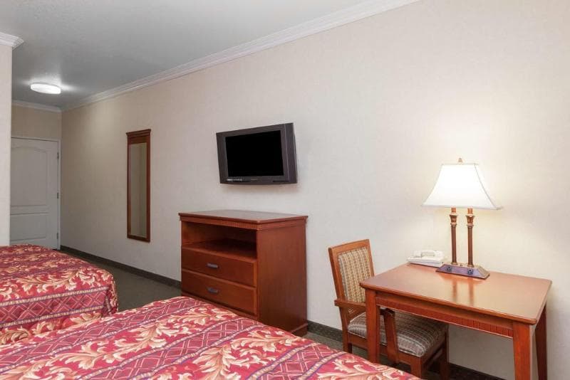 Howard Johnson By Wyndham Bakersfield photo 1