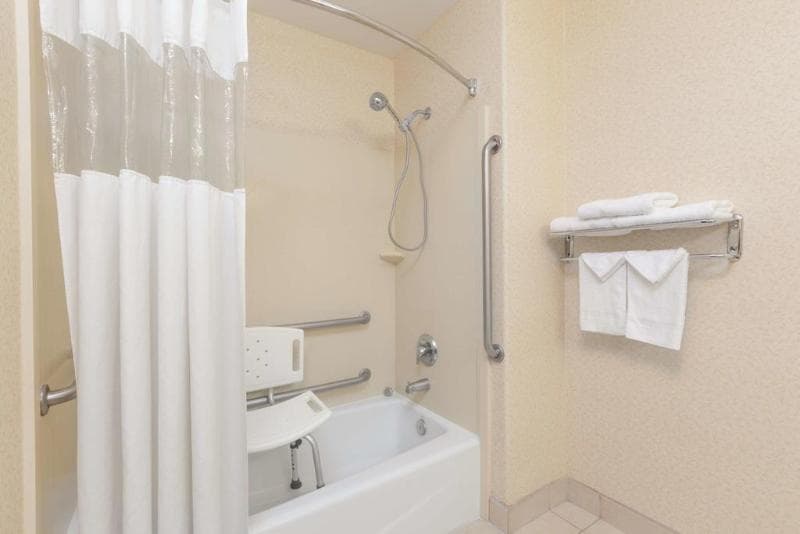 Howard Johnson By Wyndham Bakersfield 4