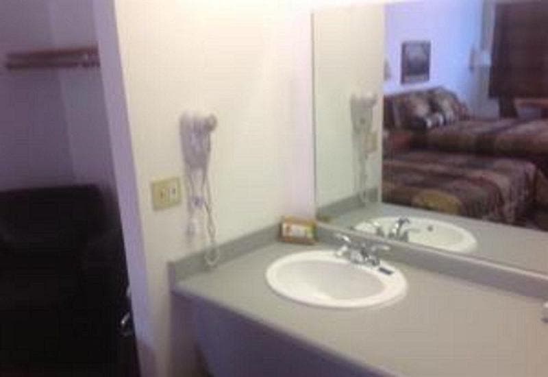 Motel West 4