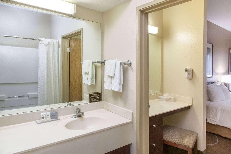 Hawthorn Suites by Wyndham Bloomington 4
