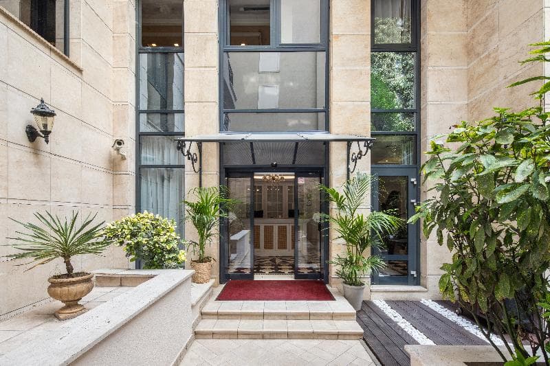 Queen's Court Hotel & Residence photo 1