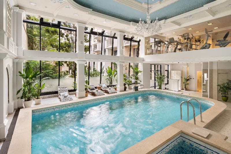 Queen's Court Hotel & Residence 3