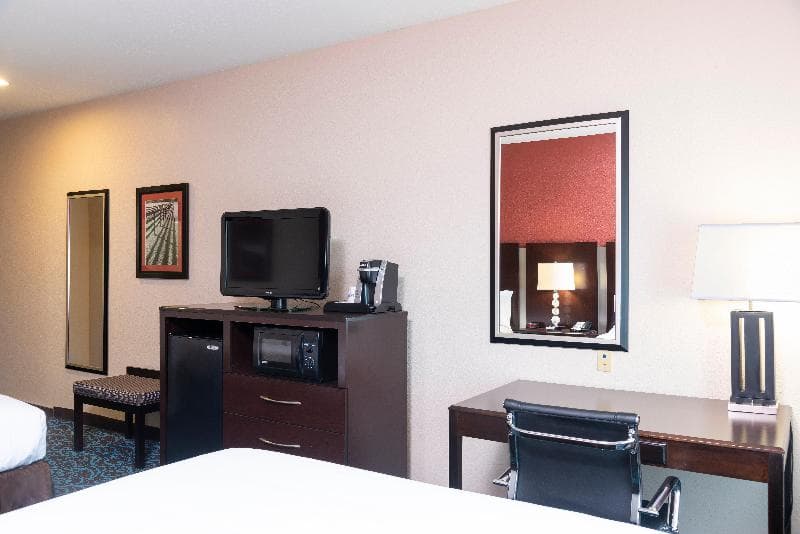 Holiday Inn Express & Suites - New Philadelphia 4