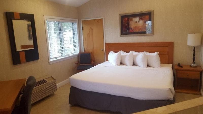 Cedar Park Inn & Whirlpool Suites 5