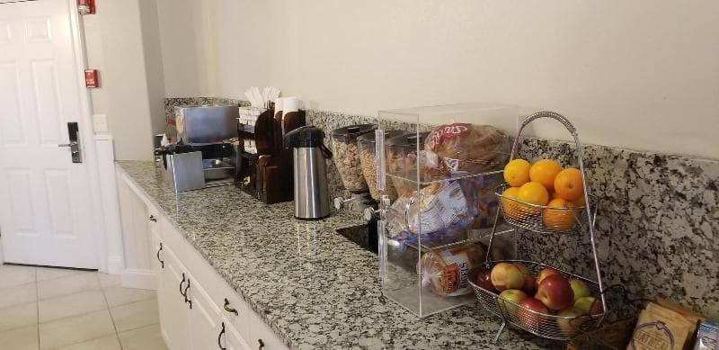 Cedar Park Inn & Whirlpool Suites 2