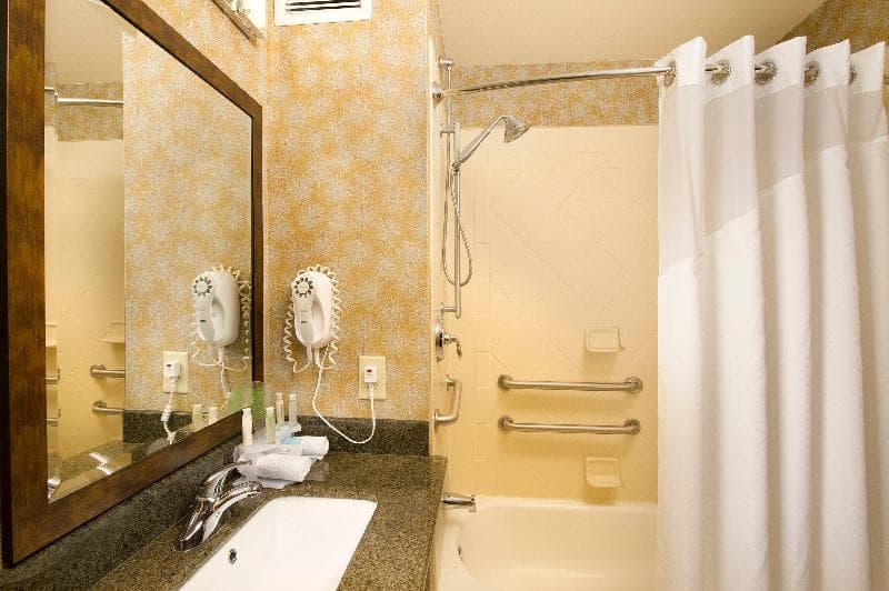 Holiday Inn Express Tullahoma photo 1