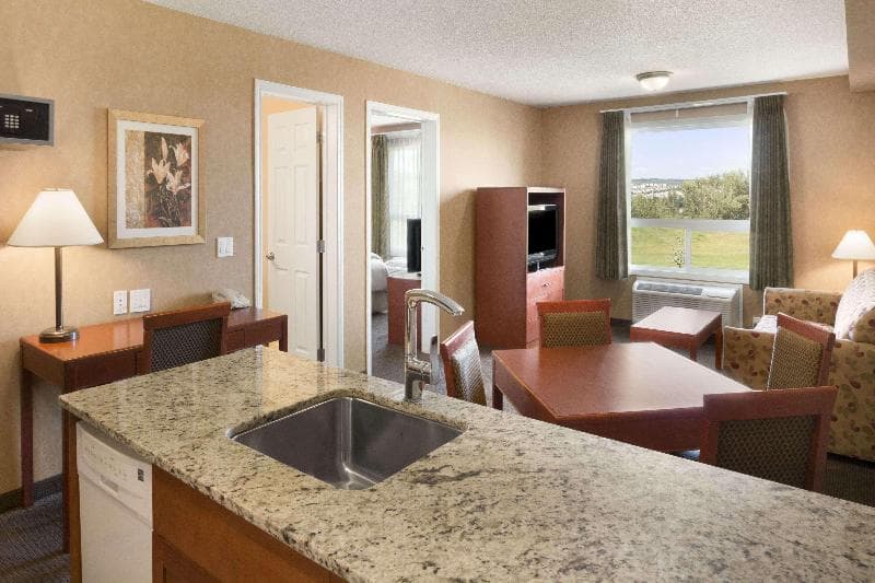 Days Inn & Suites by Wyndham Cochrane 4