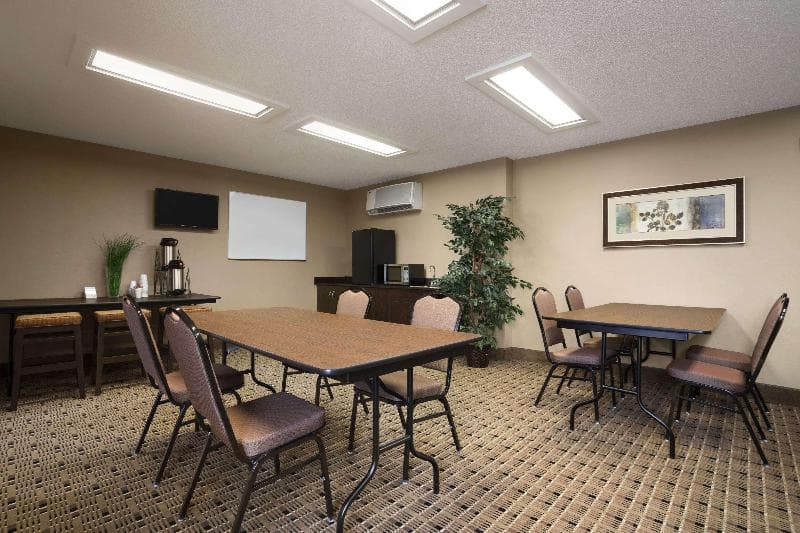 Microtel Inn And Suites By Wyndham Marion/Cedar Rap 2
