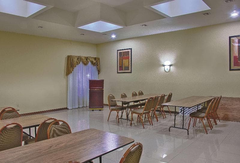 La Quinta Inn & Suites by Wyndham Alice photo 1
