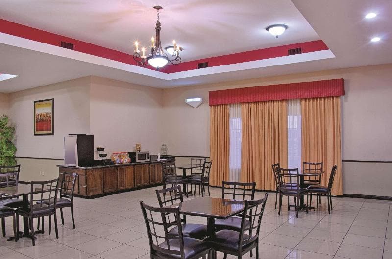 La Quinta Inn & Suites by Wyndham Alice 3