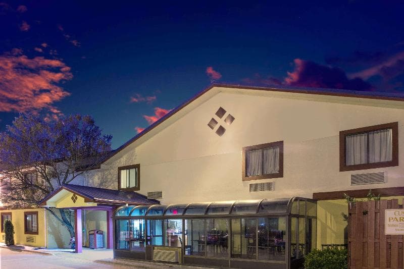 Super 8 By Wyndham Champaign photo 1