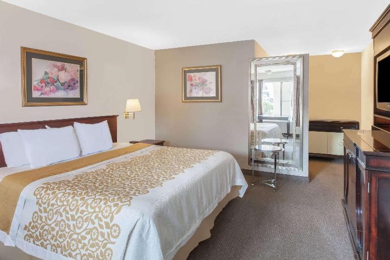 Days Inn by Wyndham Camarillo - Ventura 4