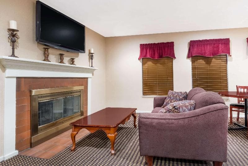 Hawthorn Extended Stay by Wyndham Columbus North 4