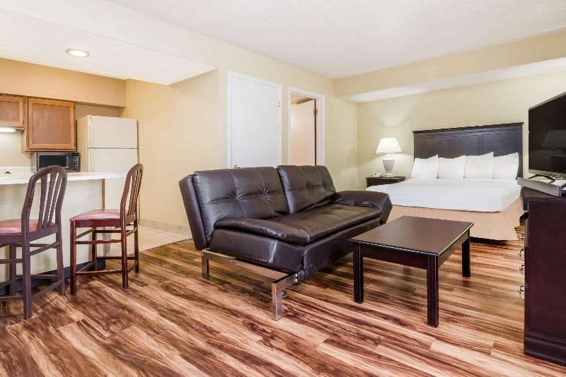 Hawthorn Extended Stay by Wyndham Columbus North 3